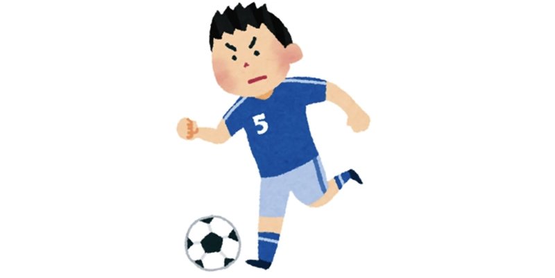 サッカーをしているトムの様子