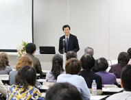 遠山顕先生(NHK ラジオ「ラジオ英会話」講師) 講演会の様子