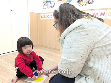 イーオンキッズパルティせと校は、講師が楽しく英会話を身につけるお手伝いをします。