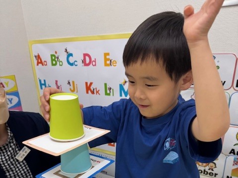 イーオンキッズ名駅校は、講師が楽しく英会話を身につけるお手伝いをします。