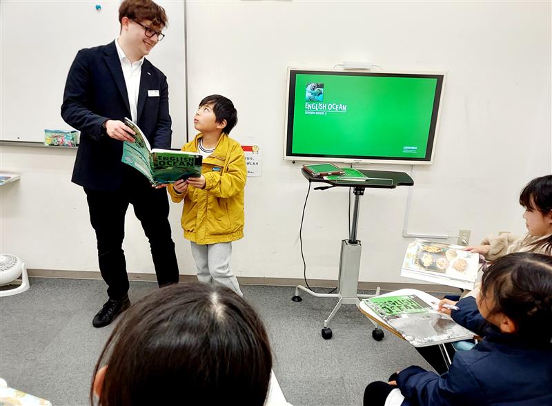 イーオンキッズ岡崎南校では、講師が英会話の上達をしっかりサポートします。