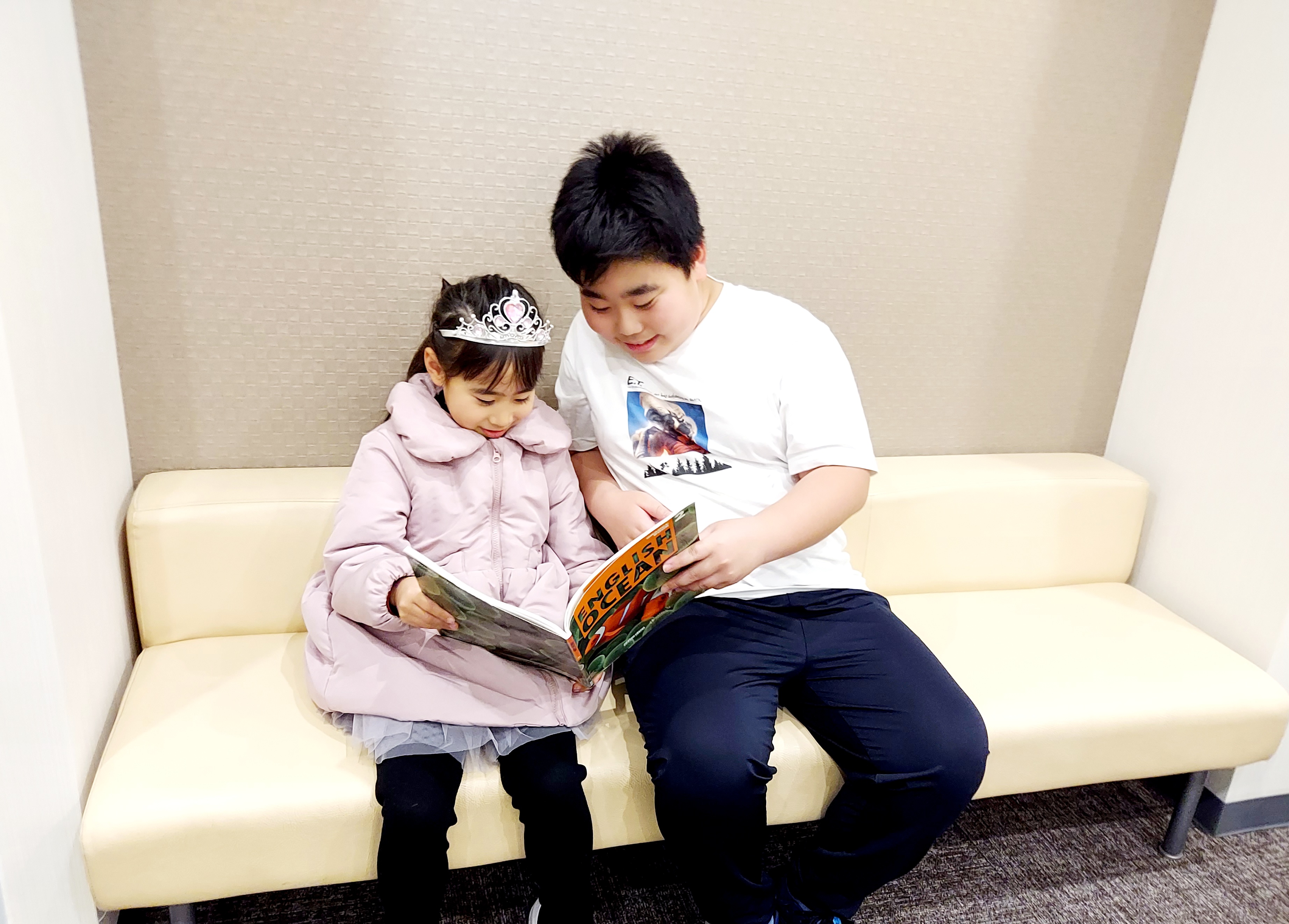 イーオンキッズ金山校は、ロビーでも楽しく英語に触れることができます。