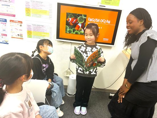 イーオンキッズ藤が丘校は、レッスンで学んだ単語や文法が小学校英語に役立ちます。