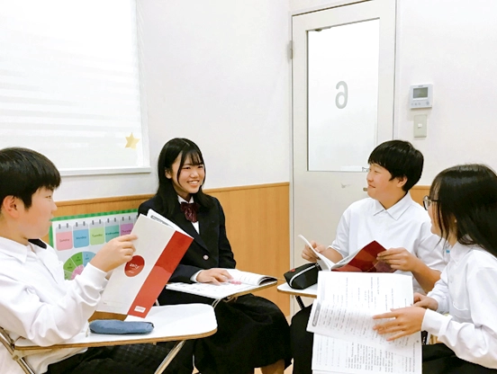 イーオンキッズ中村公園校中学生文法クラスレッスンの様子。