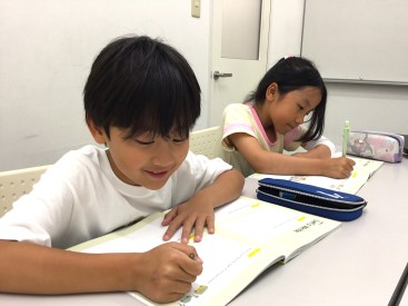 イーオンキッズ中村公園校小学生自習室の様子