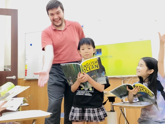 イーオンキッズ中村公園校小学生中学年レッスンの様子。