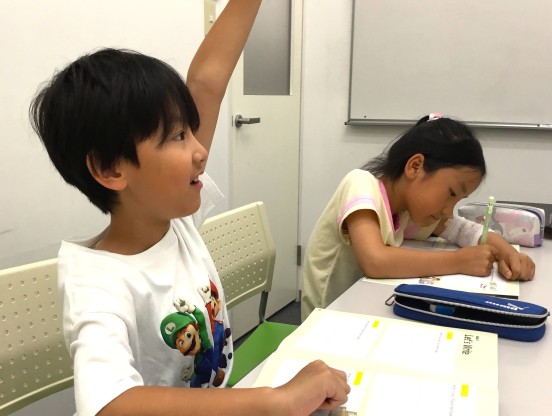 イーオンキッズ中村公園校小学生会話クラスレッスンの様子