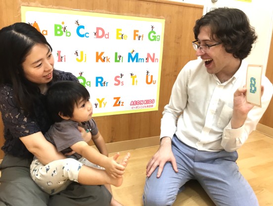 イーオンキッズ中村公園校2歳児クラスレッスンの様子。