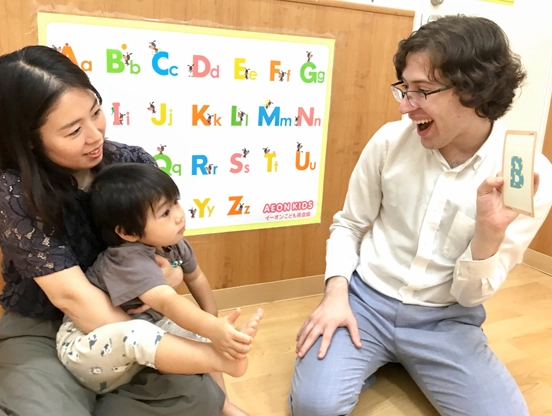 イーオンキッズ中村公園校2歳児クラスレッスンの様子。