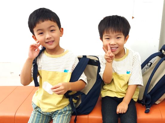 イーオンキッズ鳴海校では、新しいお友達と楽しく英語を学ぶことができます。