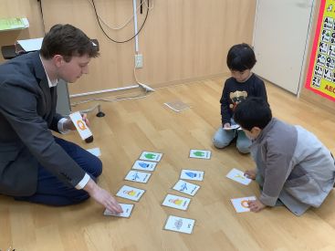 イーオンキッズ鳴海校は、講師が楽しく英会話を身につけるお手伝いをします。