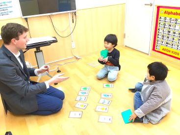 イーオンキッズ鳴海校は、講師が楽しく英会話を身につけるお手伝いをします。