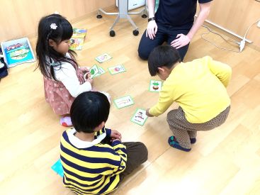 イーオンキッズ鳴海校は、講師が楽しく英会話を身につけるお手伝いをします。