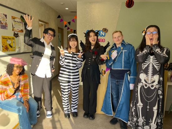イーオンキッズ赤池校では、ハロウィンシーズンにスタッフが仮装します！