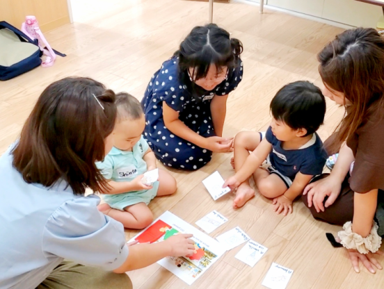 イーオンキッズ勝川校では、親子で楽しめる英語の読み聞かせイベントを開催しています。