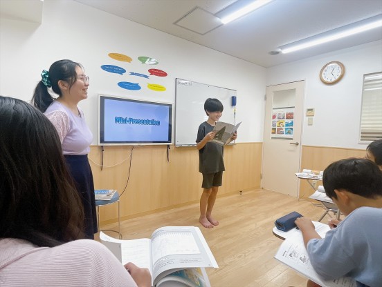 イーオンキッズ高蔵寺校なら、小学生が学校の英語の授業に自信を持てるスキルを習得できます。