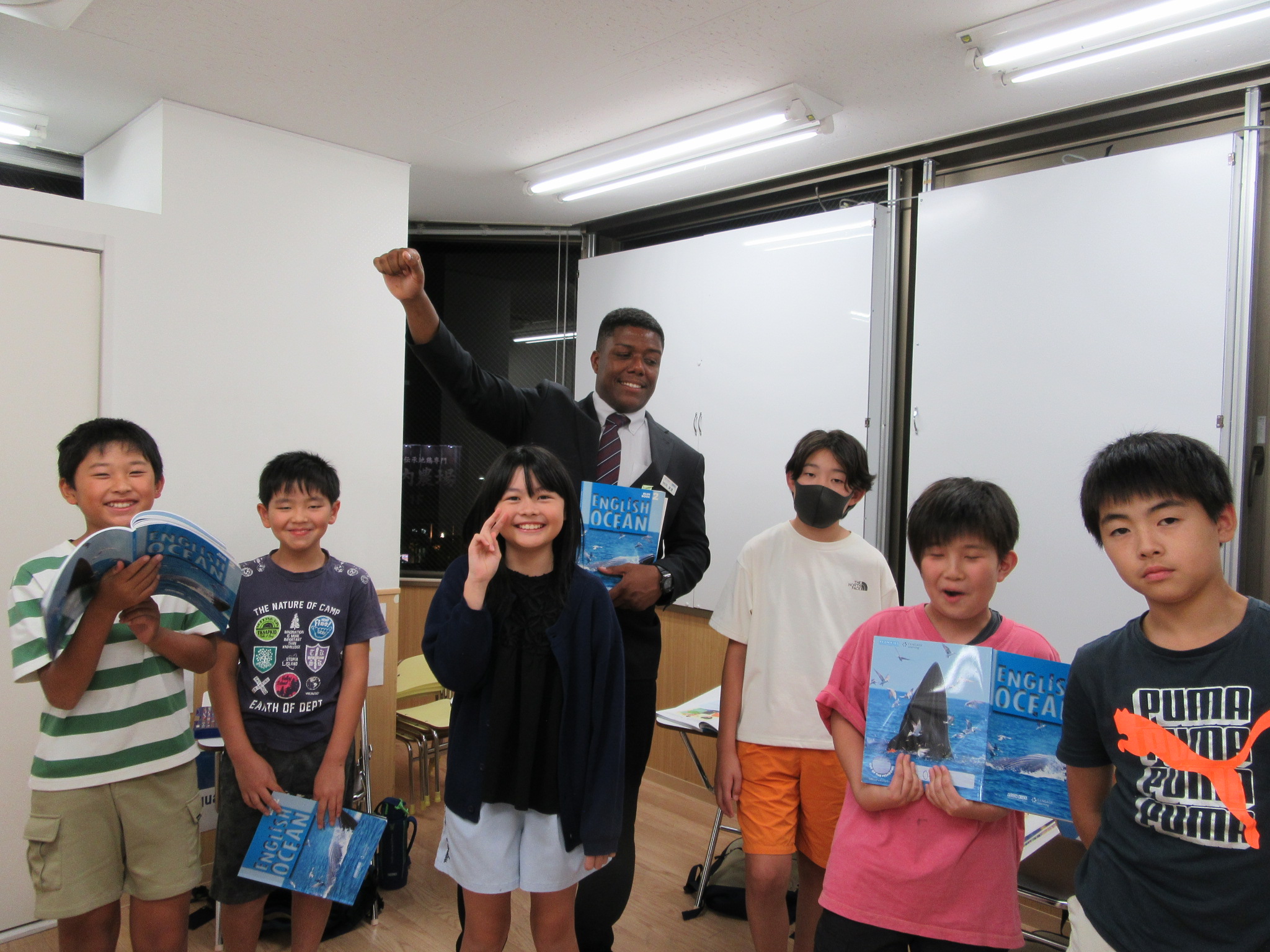 イーオンキッズ一宮校小学校5・6年生クラス。皆で大集合。