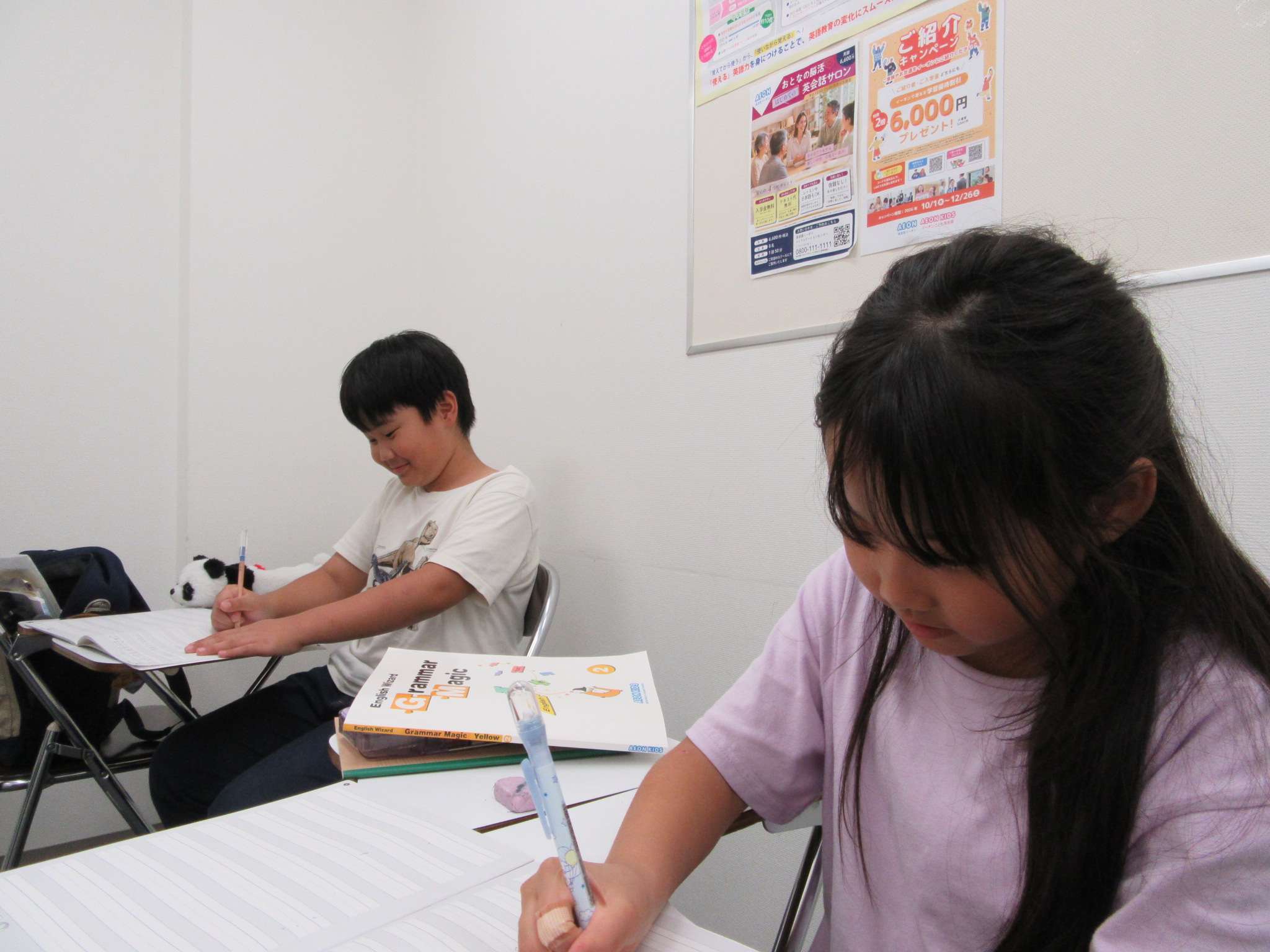 小学校３・４年生文法クラス。真剣に問題を解いています。