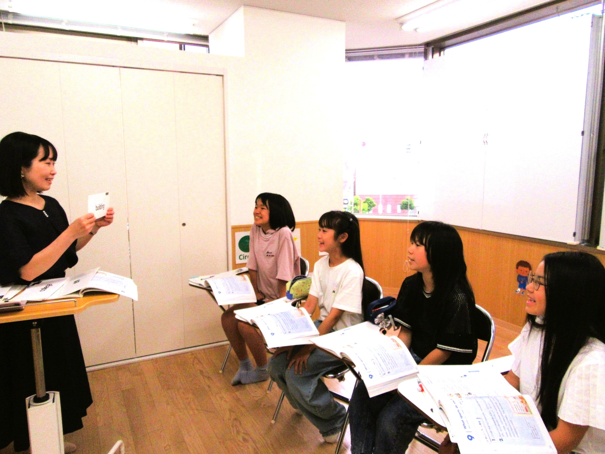 イーオンキッズ一宮校の小学校高学年文法さんクラス。皆、時に楽しく時に真剣に頑張っています。