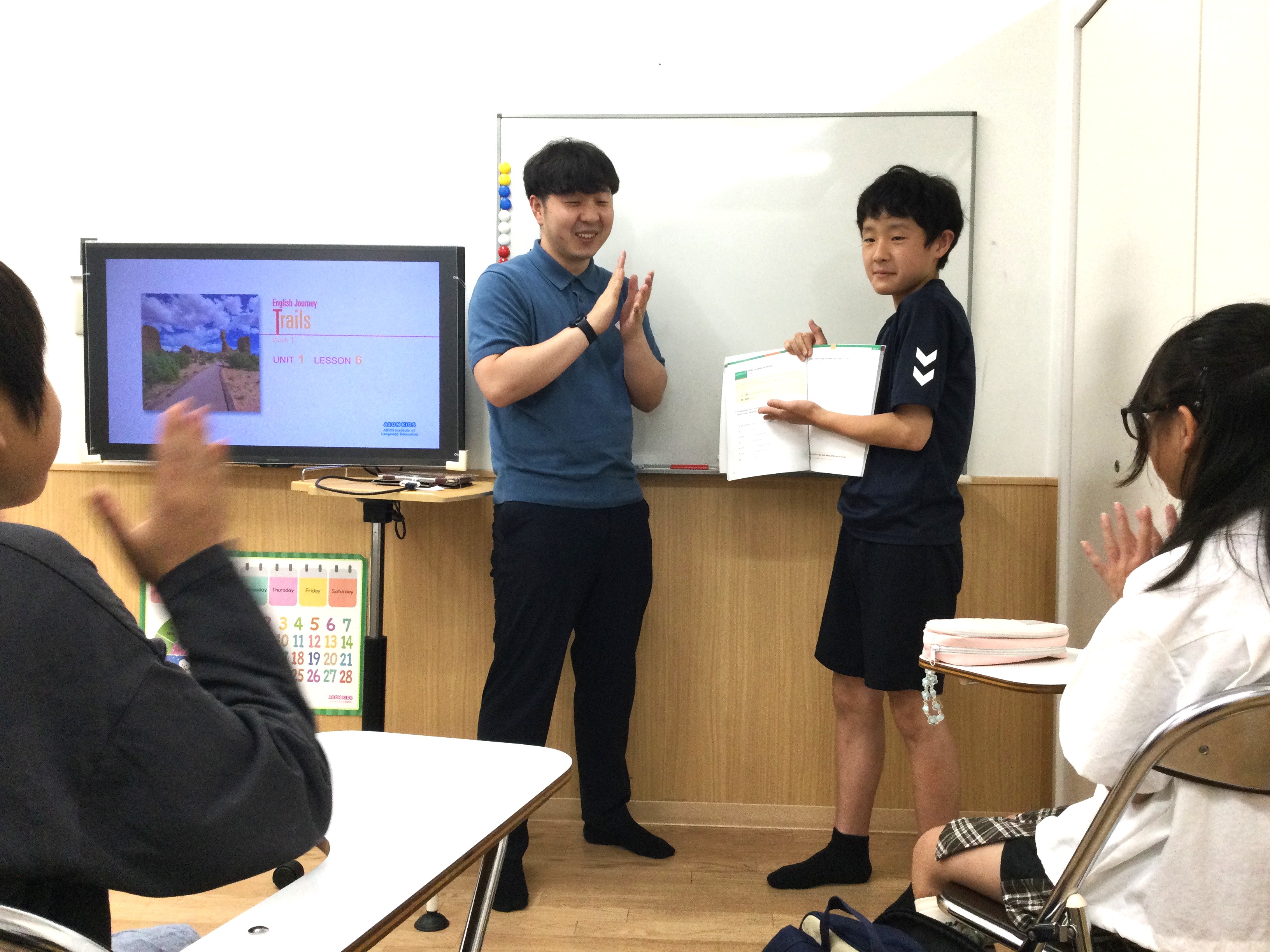 イーオンキッズ一宮校の中学1年生クラス。プレゼンテーションを頑張っている最中です。みんな順番にプレゼンテーションをしていきます。