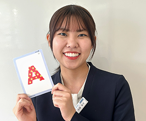 イーオンパルティせと校の講師のAika先生