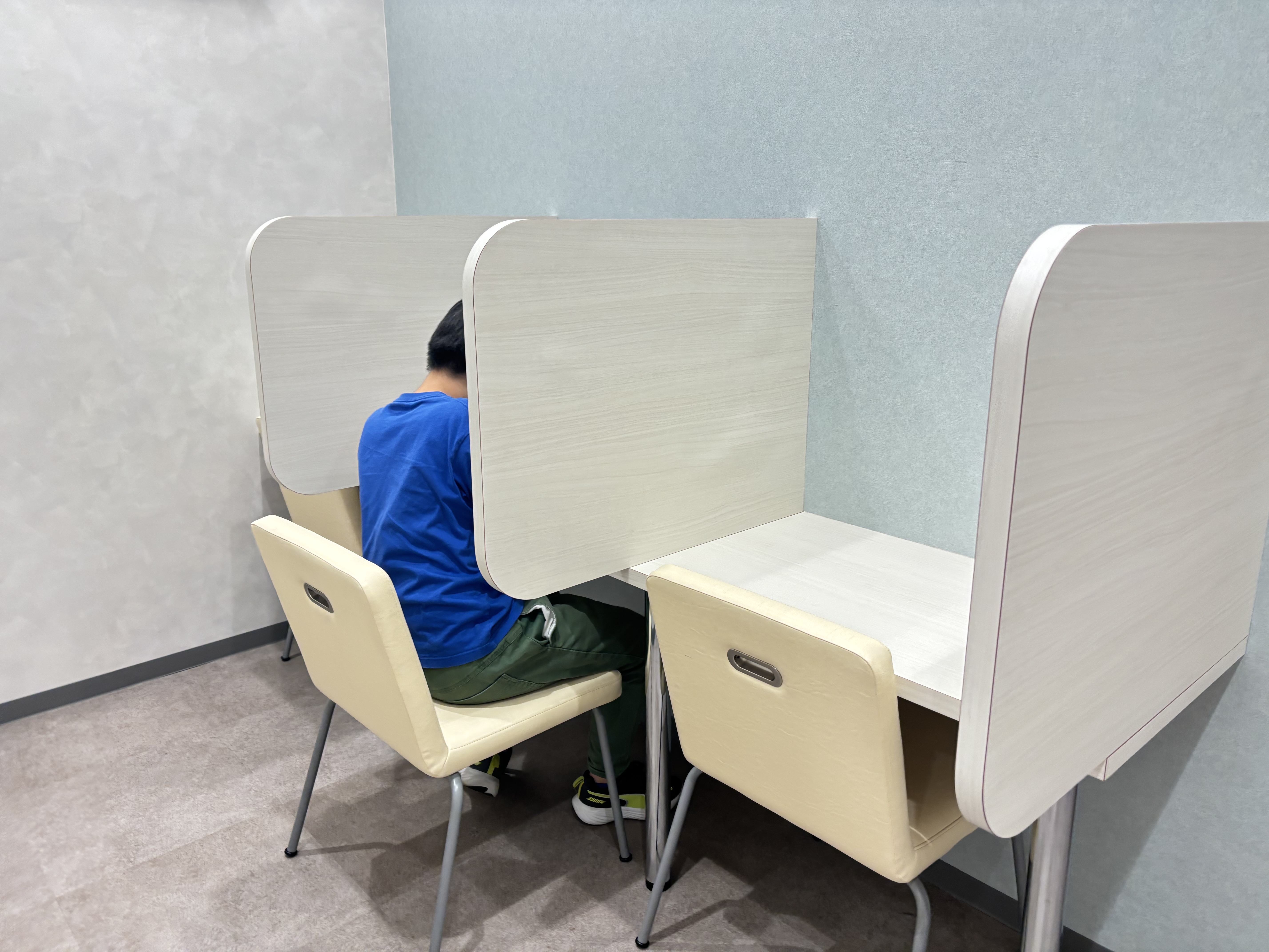 イーオンキッズ刈谷校はスクールが開いている時間ならいつでも自習室をご利用いただけます。