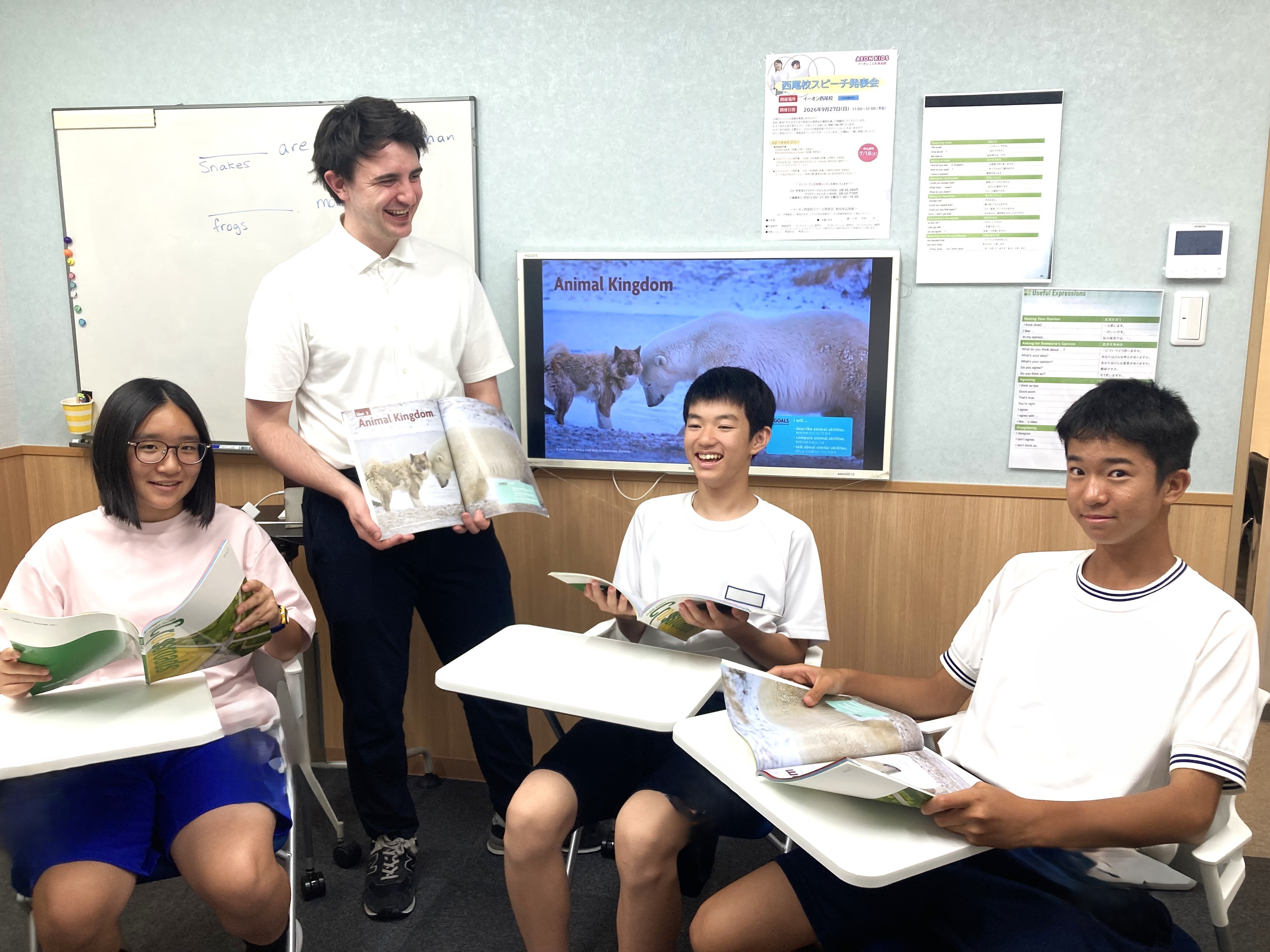 中学生クラスは、外国人教師と会話レッスンを通して英語を使ってコミュニケーションを取ることができますよ。