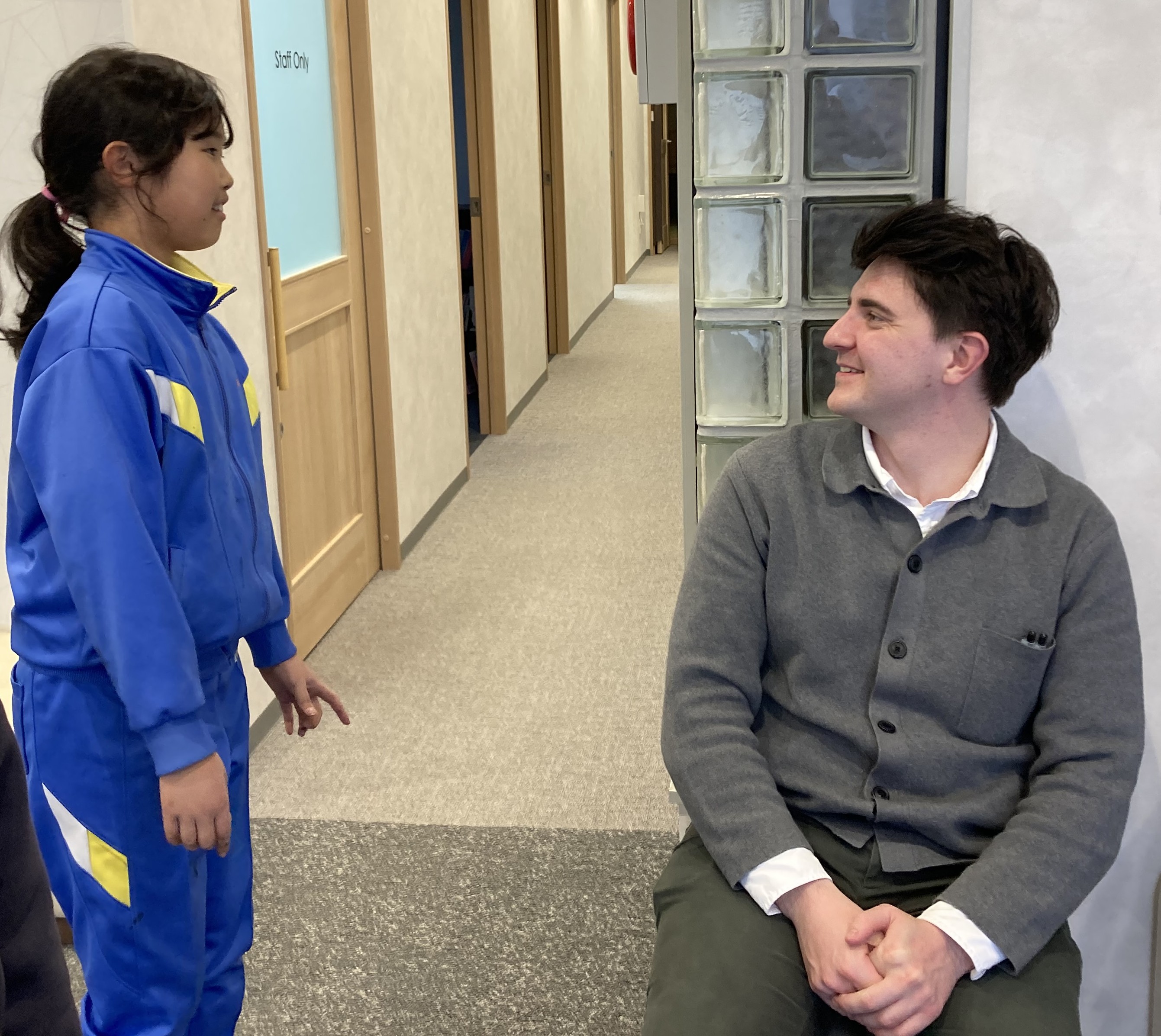 イーオンキッズ西尾校は、先生とロビーで会話！