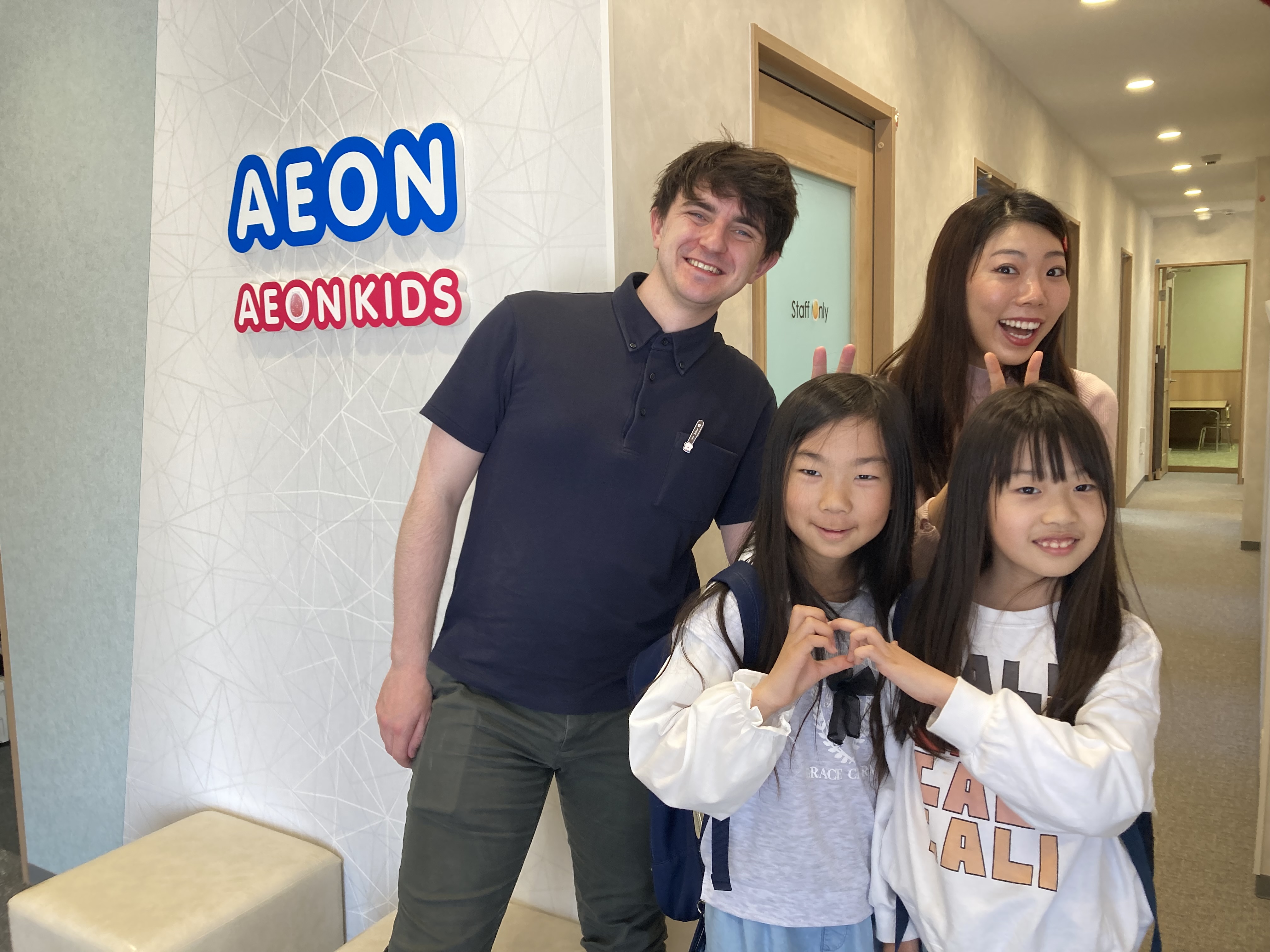 イーオンキッズ西尾校は、ロビーでお友達と先生と楽しい時間！