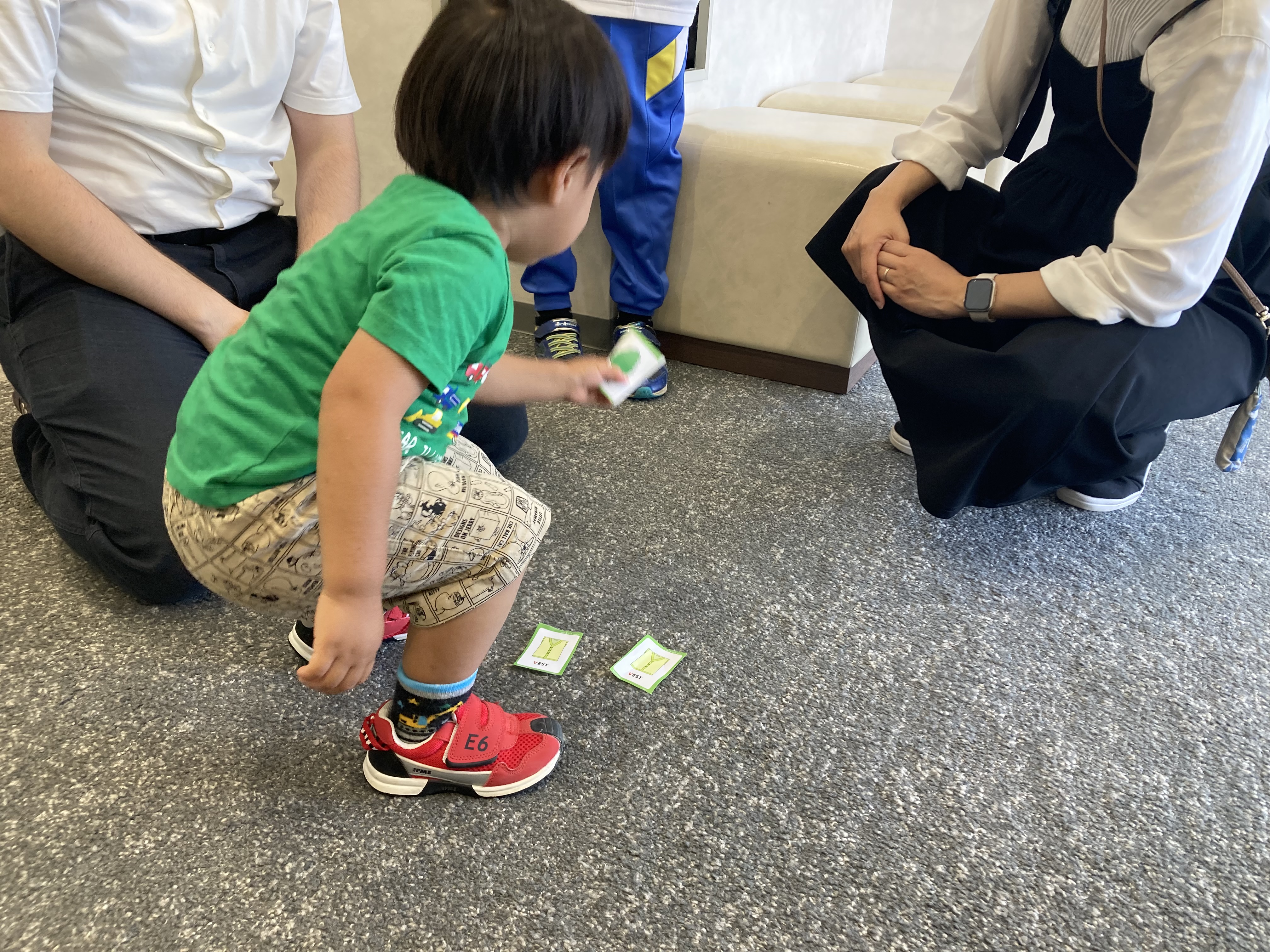 イーオンキッズ西尾校は、ロビーで先生と楽しい時間！