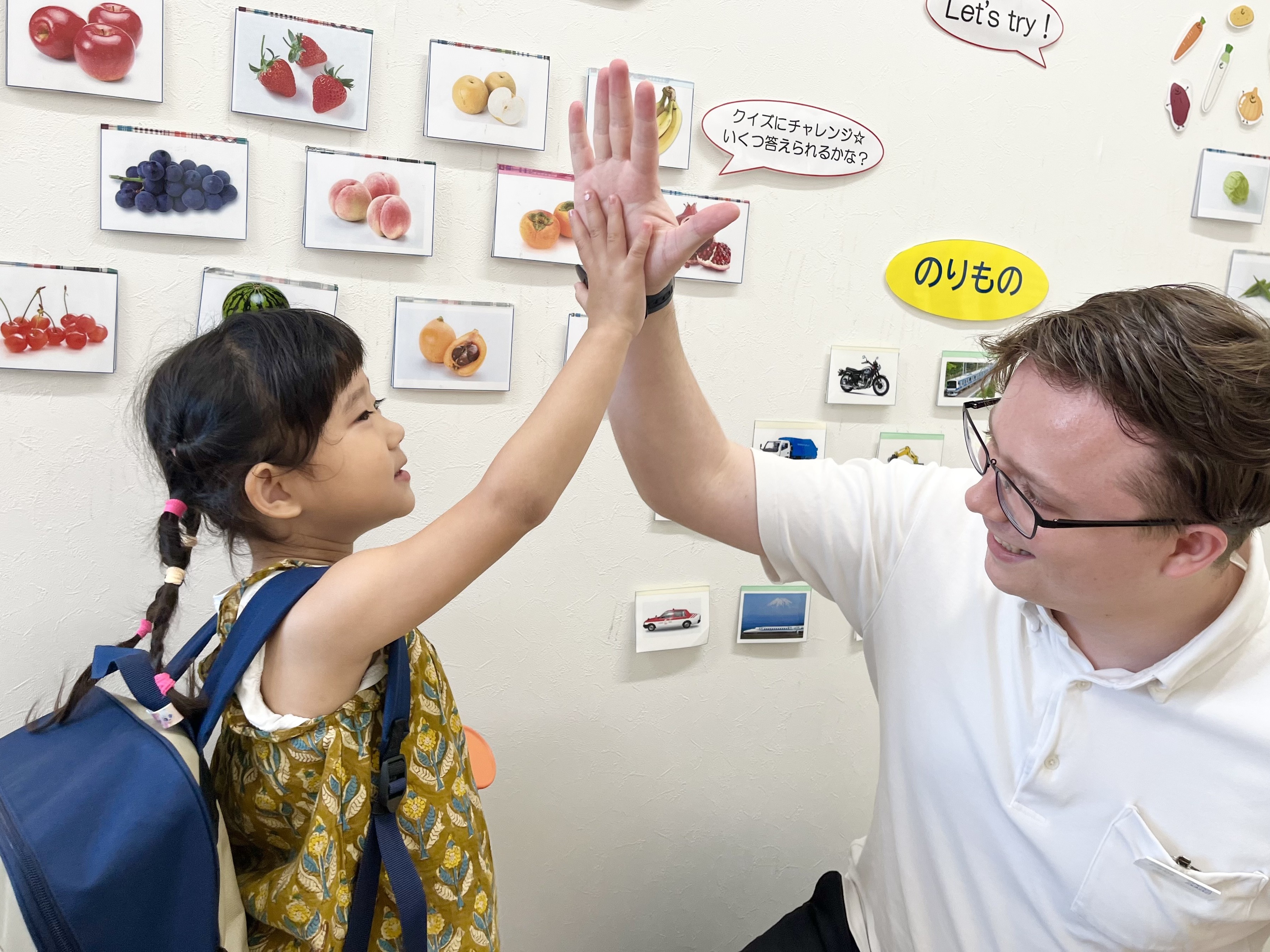 イーオンキッズ岡崎南校でお子様と外国人講師がロビーで話す様子