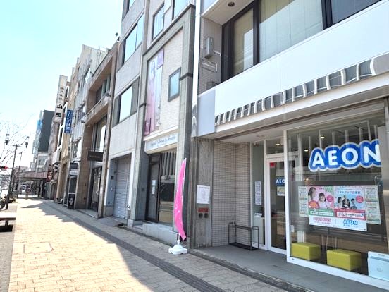 イーオン豊橋校外観とスクール前歩道alt