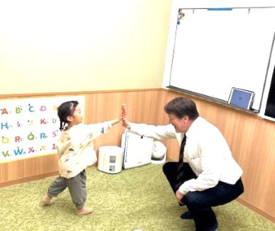 イーオン豊橋校幼児外国人講師alt