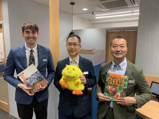 イーオンキッズ秋田校の講師が、お子様の楽しく英会話を身につけるお手伝いをします。