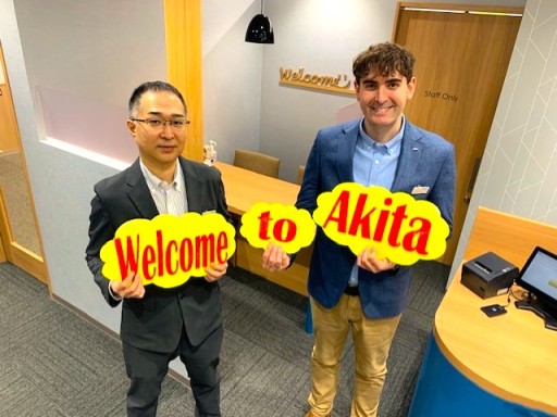 イーオンキッズ秋田校の講師が、お子さまの楽しく英会話を身につけるお手伝いをします。