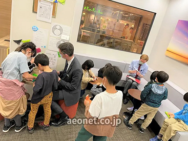 イーオンキッズファミリかしわ校では、レッスン以外の時間も外国人講師と交流できます。