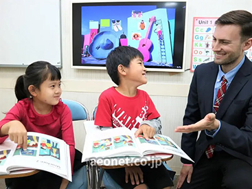 イーオンキッズ津田沼ビート校のスタッフは、生徒様の学習を力強くサポートします。