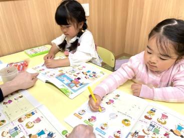 イーオンキッズ松戸校では、講師が英会話の上達をしっかりサポートします。