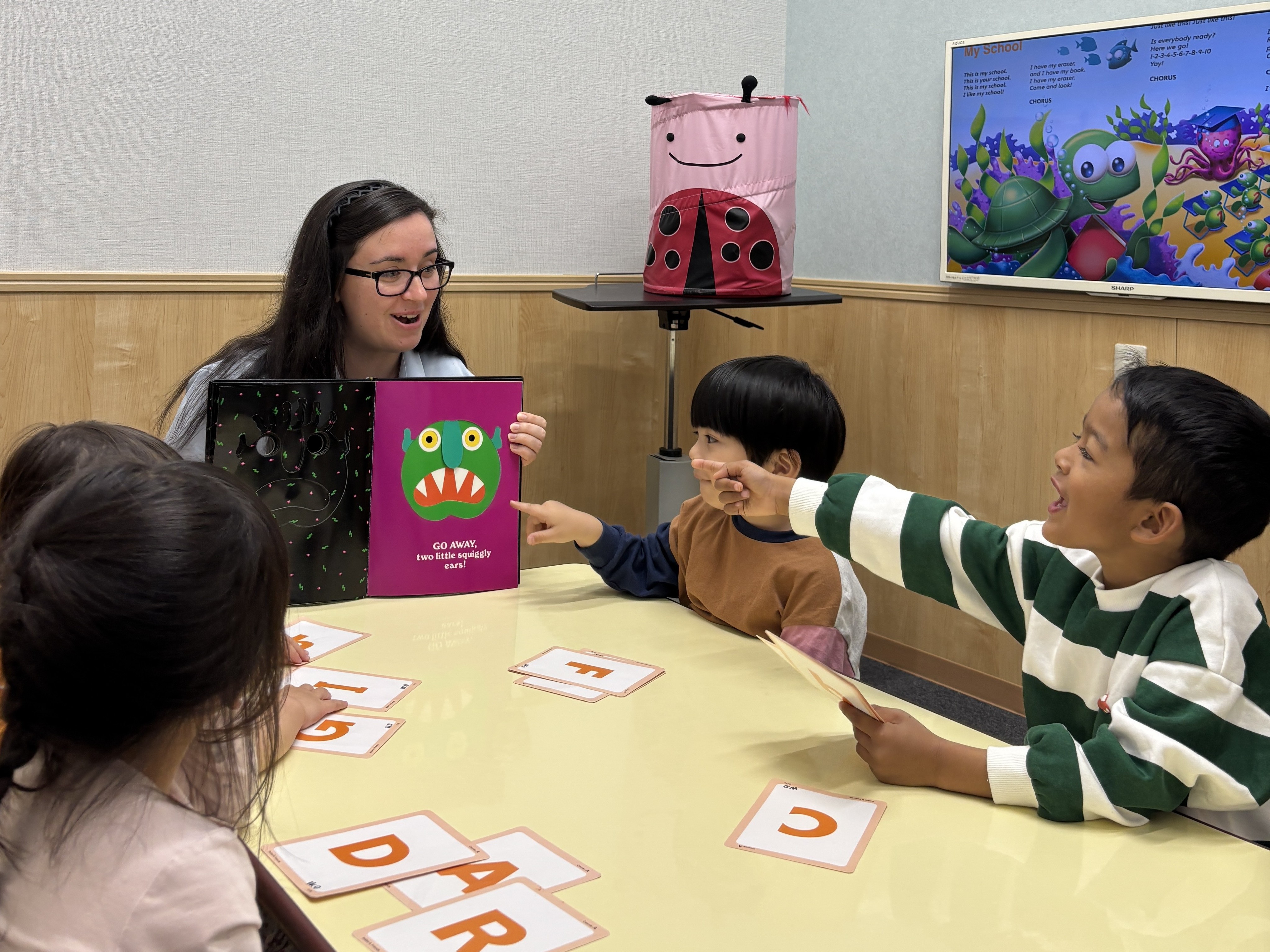 イーオンキッズ千葉校では、講師が丁寧に英会話学習をサポートします。