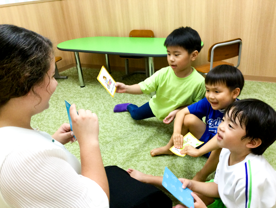イーオンキッズ松山校では、講師が楽しく英会話を身につけるお手伝いをします。