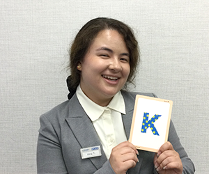 イーオンキッズ松山校の外国人講師のKira先生。