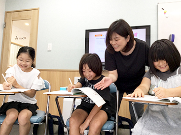 イーオンキッズ松山校では、小学生のレベルに合わせた教材でしっかりサポートします。