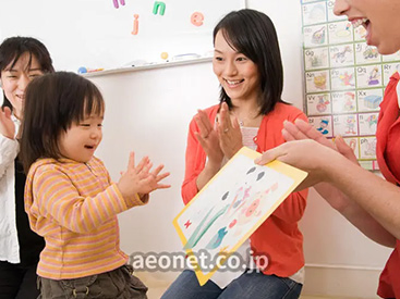 イーオンキッズ福井校では、講師が楽しく英会話を身につけるお手伝いをします。