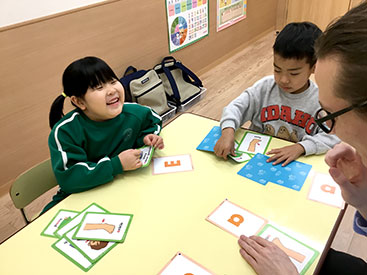 イーオンキッズ福井校では、お友達・ごきょうだいと一緒に通学ができます。