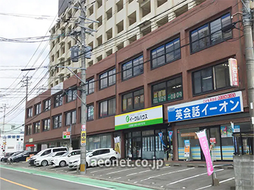 イーオンキッズ二日市校は、駅近で通いやすい環境です。