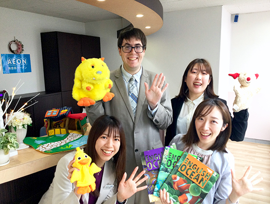 イーオンキッズ二日市校では、スタッフが笑顔でフレンドリーに対応します。