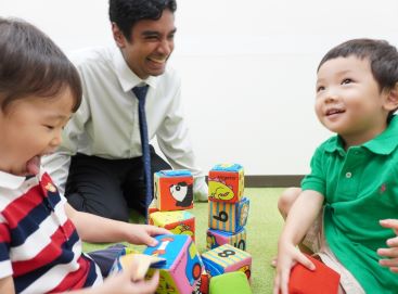 イーオンキッズ博多校では、講師が楽しく英会話を身につけるお手伝いをします。