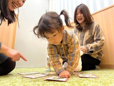 イーオンキッズ姪浜校では、講師が英会話の上達をしっかりサポートします。