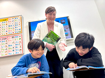 イーオンキッズ天神校なら、レッスンで学んだ英語を小学校の学習にスムーズに活用できます。