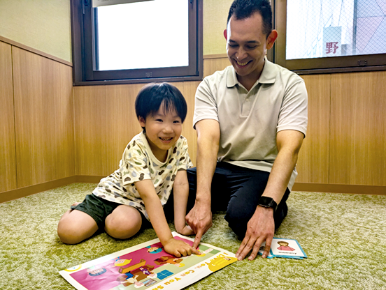 イーオンキッズ小倉校なら、小学生が自然に英語を身につける環境があります。